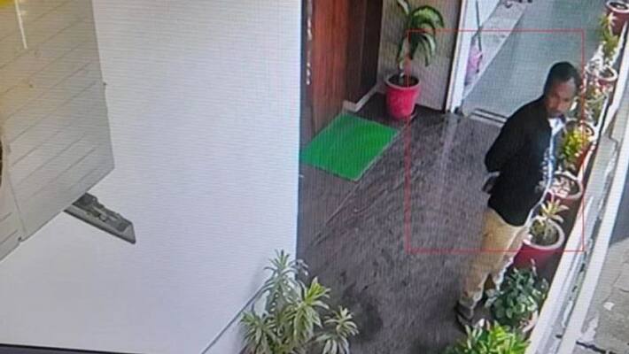 Meerut Nepali youth trusted before daughter marriage servant slapped 80 lakhs everyone stunned to see vault empty Meerut Nepali youth trusted before daughter marriage servant slapped 80 lakhs everyone stunned to see vault empty