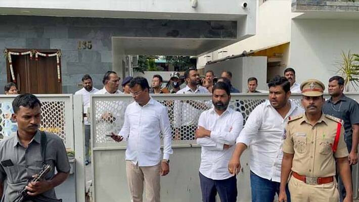 minister Malla Reddy Holds Protest in front of Narayana Hrudayalaya in Suraram in Hyderabad minister Malla Reddy Holds Protest in front of Narayana Hrudayalaya in Suraram in Hyderabad