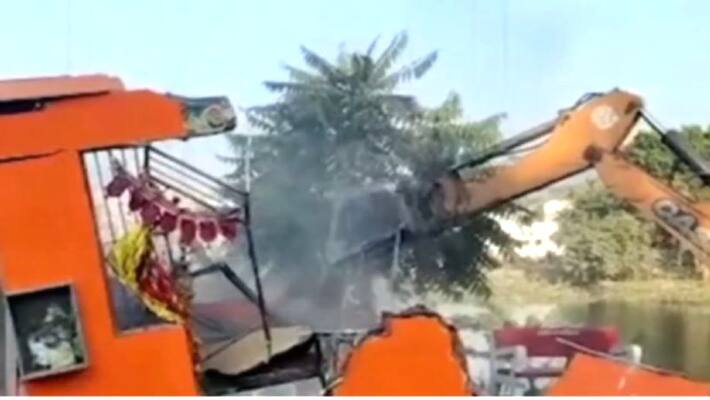 sirohi news police beaten by public for demolishing temple on high court order asc sirohi news police beaten by public for demolishing temple on high court order asc