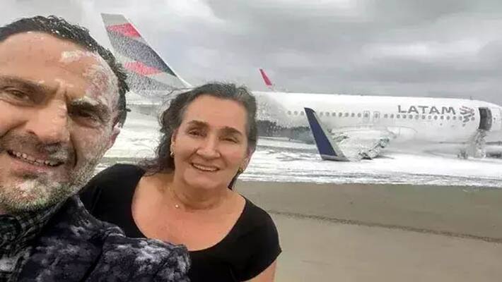 weird selfie of couple after plane crash getting viral PRA weird selfie of couple after plane crash getting viral PRA