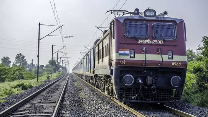 Addicted to reels.. Train collided while taking videos while standing by the track.. Three killed Addicted to reels.. Train collided while taking videos while standing by the track.. Three killed