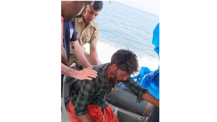 Coastal police rescued the laborer who got confused while fishing Coastal police rescued the laborer who got confused while fishing