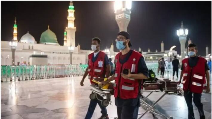 Woman delivers baby in Prophets Mosque courtyard Woman delivers baby in Prophets Mosque courtyard