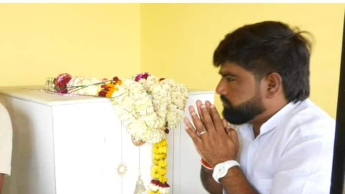 Poet is worshiping by building a shrine in memory of her parents in Bagalkote Poet is worshiping by building a shrine in memory of her parents in Bagalkote