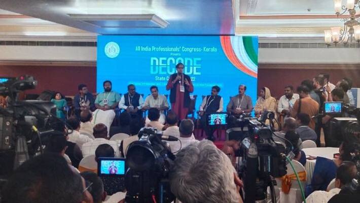 Young Leaders Support tharoor in professional congress venue Young Leaders Support tharoor in professional congress venue