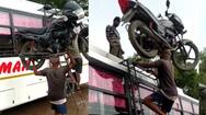 what a balance, labourer climbs bus keeping bike on his head, Internet salutes his Enormous strength akb