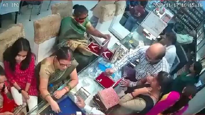 woman in busy uttar pradesh store steals necklace worth 10 lakhs in 20 seconds ash woman in busy uttar pradesh store steals necklace worth 10 lakhs in 20 seconds ash