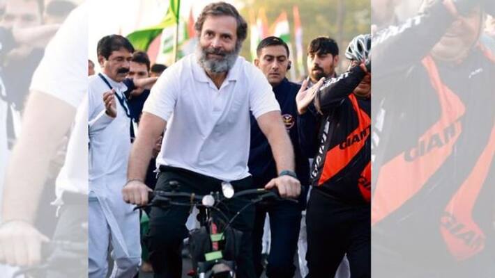 rahul gandhi turns cyclist during Bharat Jodo Yatra in Indore rahul gandhi turns cyclist during Bharat Jodo Yatra in Indore