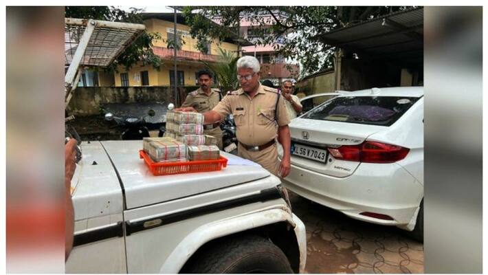 Police seized 78 lakh which was being smuggled in a vehicle without sufficient documents Police seized 78 lakh which was being smuggled in a vehicle without sufficient documents
