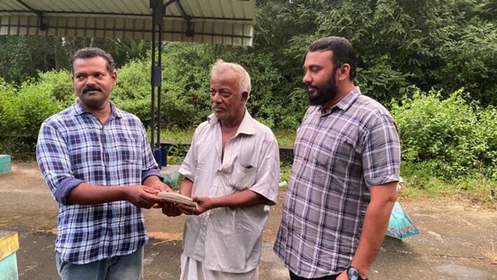 youth finds owner of money purse found from railway platform and returns youth finds owner of money purse found from railway platform and returns