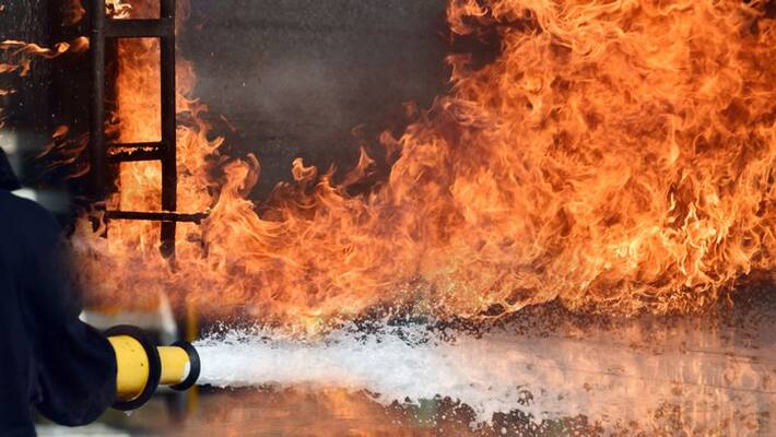 West Bengal:A massive fire broke out in Kolkata's Salt Lake market. Half a dozen shops were burnt down West Bengal:A massive fire broke out in Kolkata's Salt Lake market. Half a dozen shops were burnt down