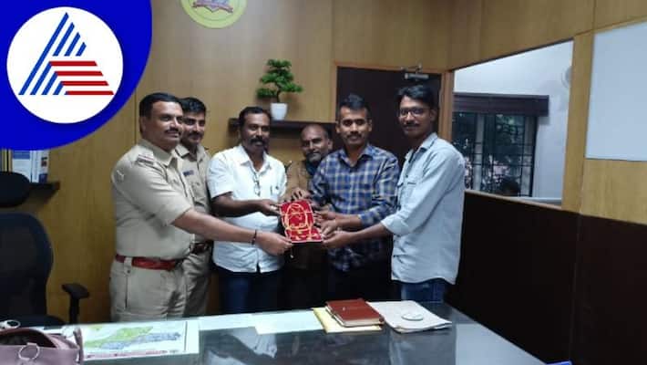 Honest auto driver returns 250 gram gold jewellery to passenger in bengaluru gow Honest auto driver returns 250 gram gold jewellery to passenger in bengaluru gow