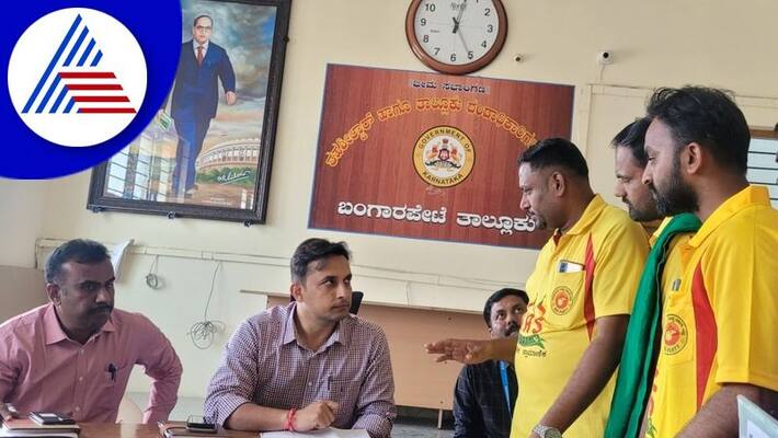 Linking of Aadhaar Card to Election ID Card is mandatory Says Kolar DC Venkat Raja gvd Linking of Aadhaar Card to Election ID Card is mandatory Says Kolar DC Venkat Raja gvd