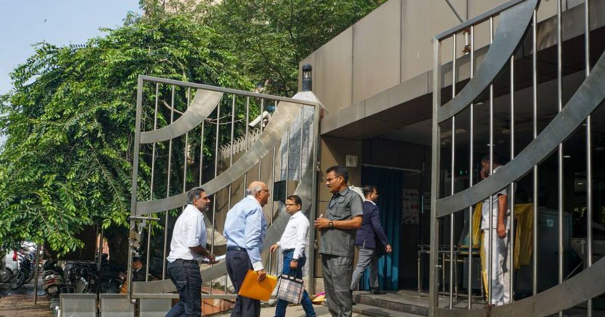 அதிக வட்டிக்கு ஆசைப்பட்டு ஹிஜாவு நிறுவனத்தால் பணத்தை இழந்த மாணவி தூக்கிட்டு தற்கொலை