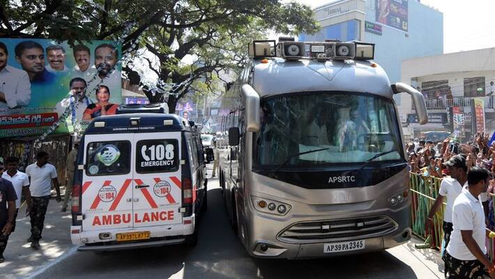CM Jagan stopped the convoy to give way to the ambulance. The patient's relatives thanked him CM Jagan stopped the convoy to give way to the ambulance. The patient's relatives thanked him