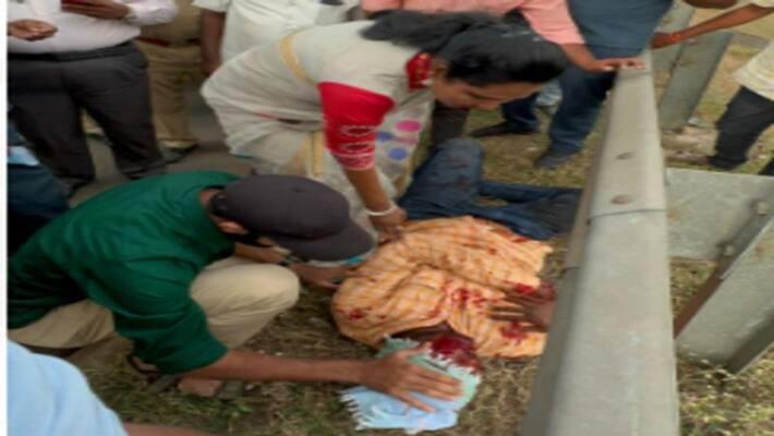 ysrcp MLA Undavalli Sridevi offers first aid to accident victim, video goes viral ysrcp MLA Undavalli Sridevi offers first aid to accident victim, video goes viral