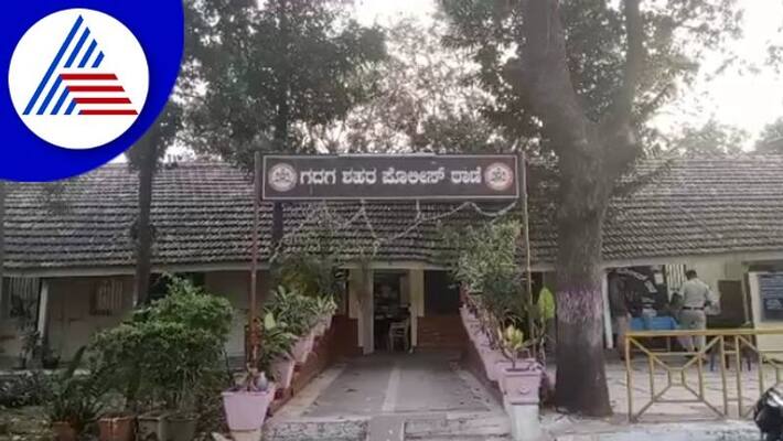 Assault on peoples while drunk; Knife stab for giving advice at gadag rav Assault on peoples while drunk; Knife stab for giving advice at gadag rav