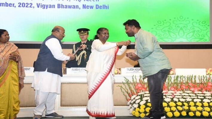 President Droupadi Murmu presented Sreshtha Divyangjan Award 2021 to vijayawada railway employee President Droupadi Murmu presented Sreshtha Divyangjan Award 2021 to vijayawada railway employee