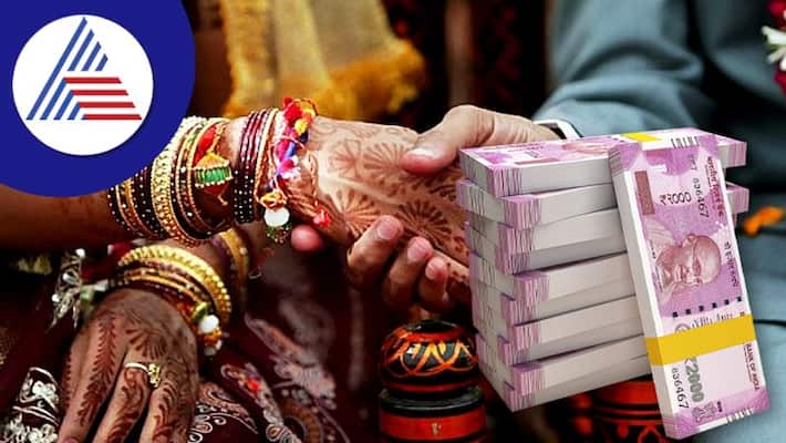 UP Bridegroom Returns Rs 11 Lakh Cash Dowry To Parents-in-law Vin UP Bridegroom Returns Rs 11 Lakh Cash Dowry To Parents-in-law Vin