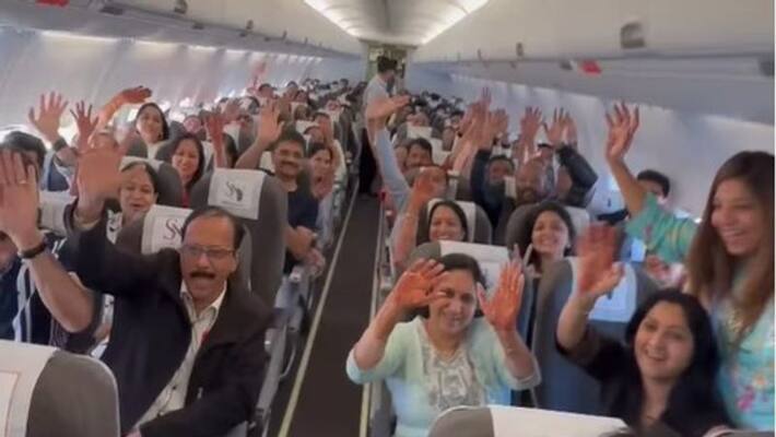Wow.. the new couple booked the same flight together to go to the wedding with their relatives.. viral on the internet Wow.. the new couple booked the same flight together to go to the wedding with their relatives.. viral on the internet