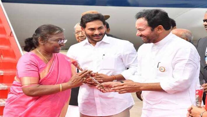 President Draupadi murmu Reaches To Gannavaram Airport President Draupadi murmu Reaches To Gannavaram Airport