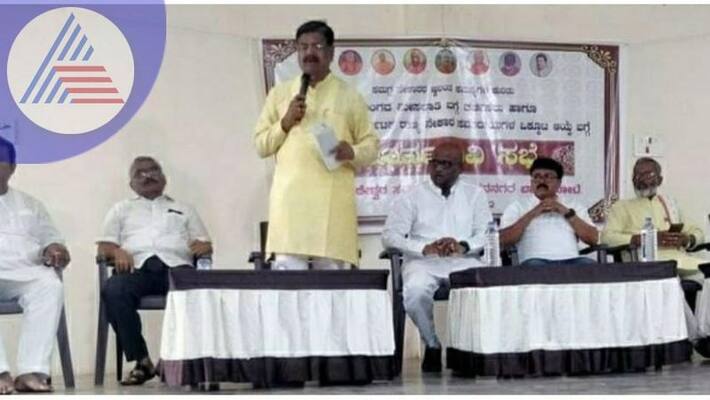 Weavers march to Belgaum demanding fulfillment of 15 demands sat Weavers march to Belgaum demanding fulfillment of 15 demands sat