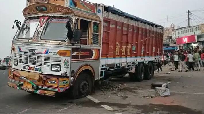 Accident in Madhya Pradesh 6 killed after truck tire bust and ramed to people who standing near Busstand akb Accident in Madhya Pradesh 6 killed after truck tire bust and ramed to people who standing near Busstand akb