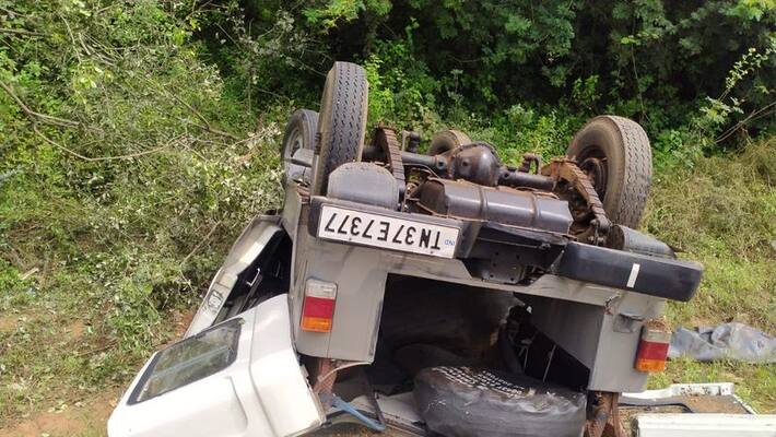 Elephant attack towards Vilayath Buddha crews jeep Elephant attack towards Vilayath Buddha crews jeep