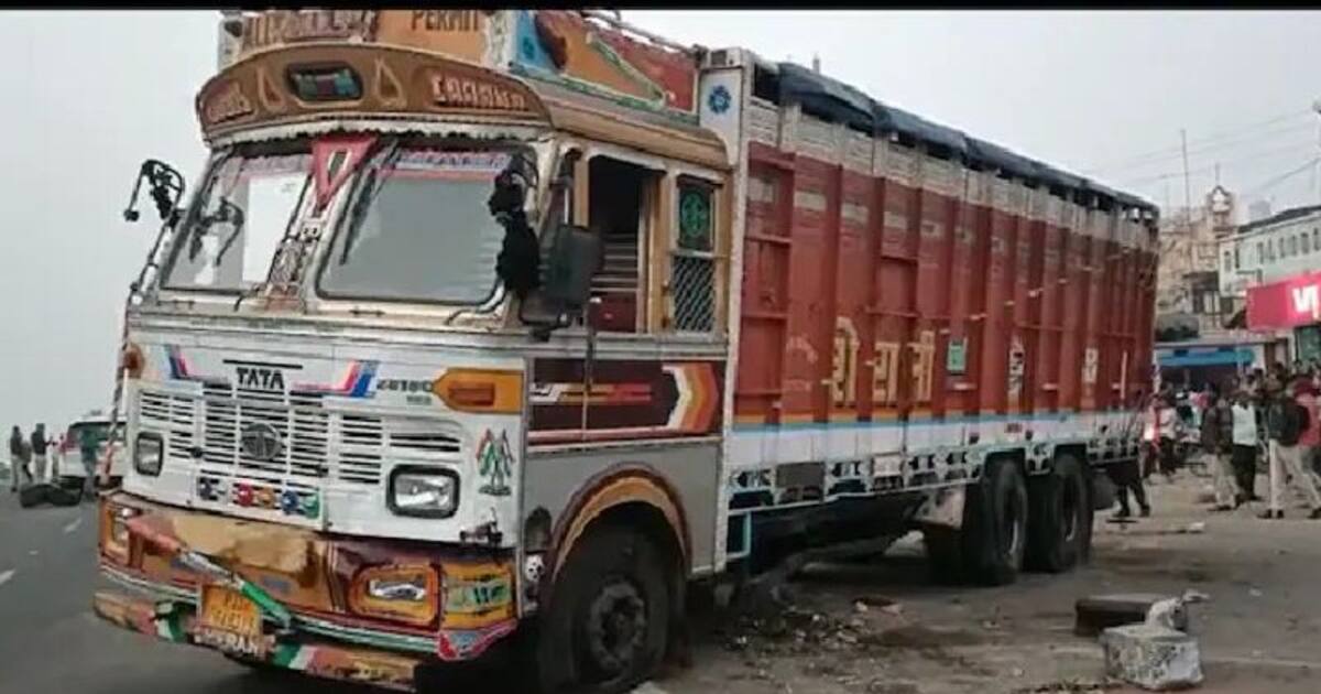 திருச்சியில் அதிக பாரம் ஏற்றி வந்த லாரி விபத்து; நூலிழையில் உயிர் தப்பிய ஓட்டுநர்