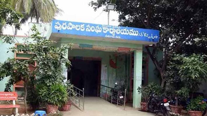 Jangaon Municipal Commissioner Rajitha Cries infront of Collector Jangaon Municipal Commissioner Rajitha Cries infront of Collector