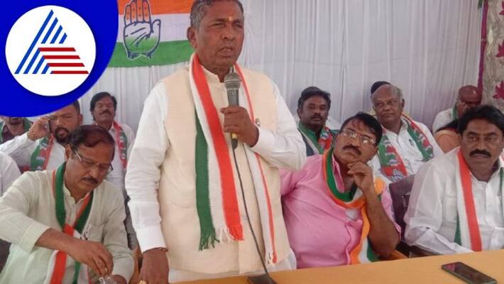 Congress workers fight over Siddaramaiah contest from Kolara clarification by K H muniyappa gow Congress workers fight over Siddaramaiah contest from Kolara clarification by K H muniyappa gow