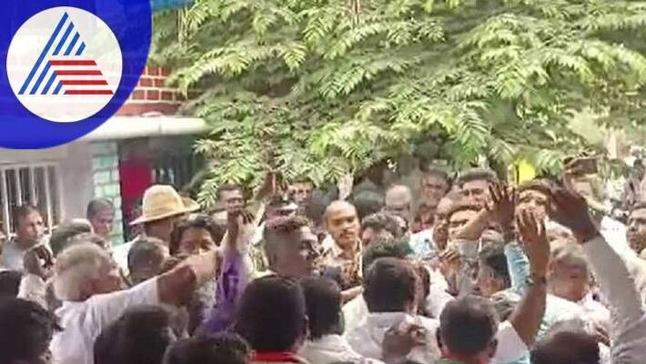 Siddaramaiah contest in kolar issue fight in congress meeting kolar rav Siddaramaiah contest in kolar issue fight in congress meeting kolar rav