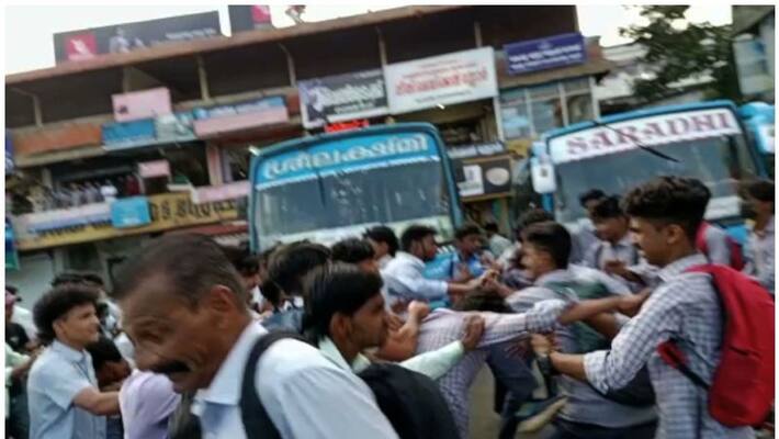 Students clash at Sultan Bathery in Wayanad Students clash at Sultan Bathery in Wayanad