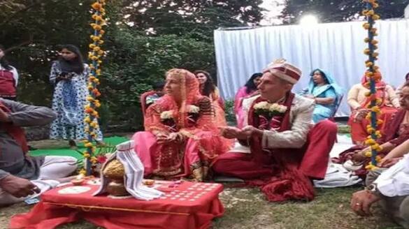 Agra Italian couple reached celebrate 40th wedding anniversary took 7 rounds under shadow of Taj Mahal with drums