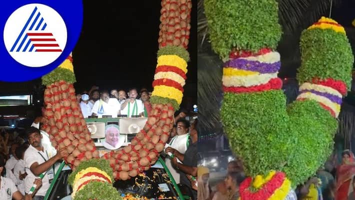 JDS Pancharatna Rathayatra tumkur sira villagers received hd kumaraswamy by garlanding with coriander leaves gvd JDS Pancharatna Rathayatra tumkur sira villagers received hd kumaraswamy by garlanding with coriander leaves gvd