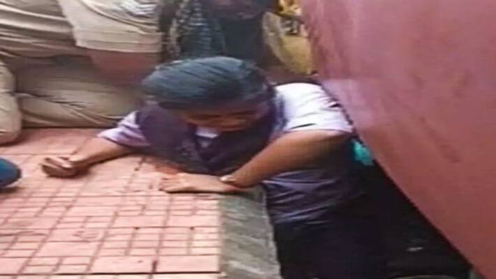 student died who stuck between platform and rail in Andhra Pradesh Duvvada student died who stuck between platform and rail in Andhra Pradesh Duvvada