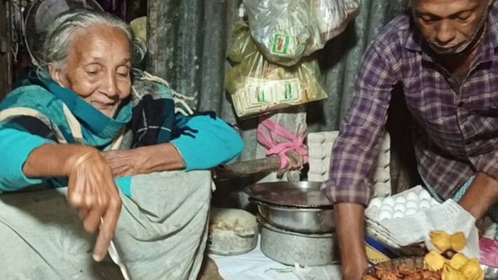 age is just a number, west bengal grand ma serves Samosa just for Rs 2.5 with great smile akb age is just a number, west bengal grand ma serves Samosa just for Rs 2.5 with great smile akb