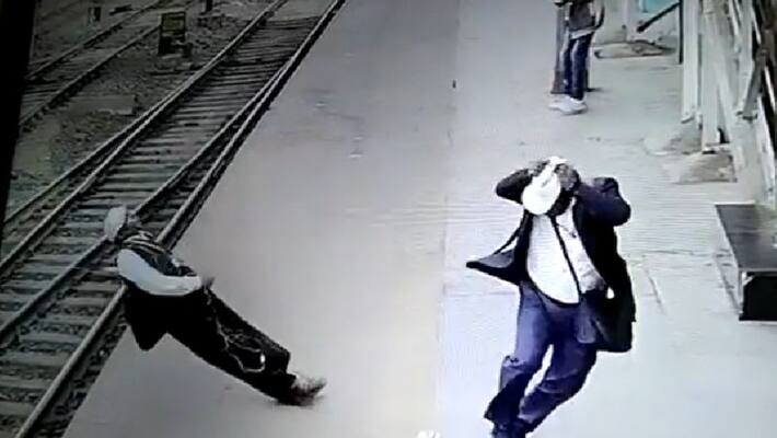 Man jumps away as current wire falls on him, watch Horrifying video of kharagpur railway station akb Man jumps away as current wire falls on him, watch Horrifying video of kharagpur railway station akb