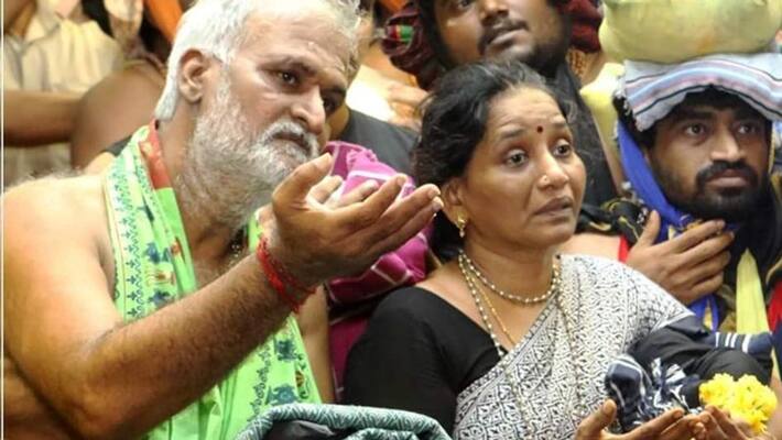minister sekar babu with wife darshan of sabarimala ayyappan temple minister sekar babu with wife darshan of sabarimala ayyappan temple