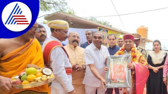 Governor ThawarChand Gehlot visits Anjanadri Hill at Gangavati in Koppal gvd Governor ThawarChand Gehlot visits Anjanadri Hill at Gangavati in Koppal gvd