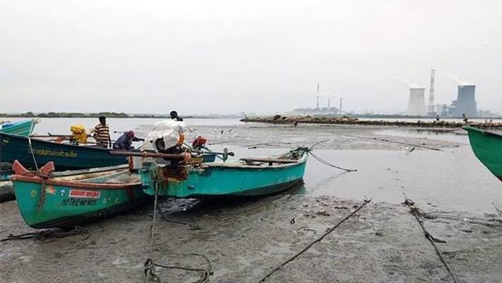 The inundation of the sea in Thoothukudi due to the storm has created a stir among the fishermen The inundation of the sea in Thoothukudi due to the storm has created a stir among the fishermen