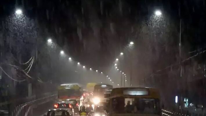 vehicles stops on ecr road due to montas cyclone vehicles stops on ecr road due to montas cyclone