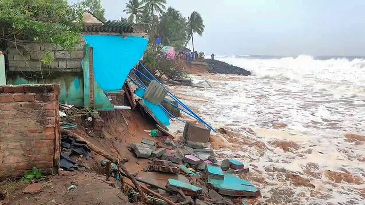 Cyclone Mandous Uproots Trees, Leaves Chennai Roads Waterlogged Cyclone Mandous Uproots Trees, Leaves Chennai Roads Waterlogged