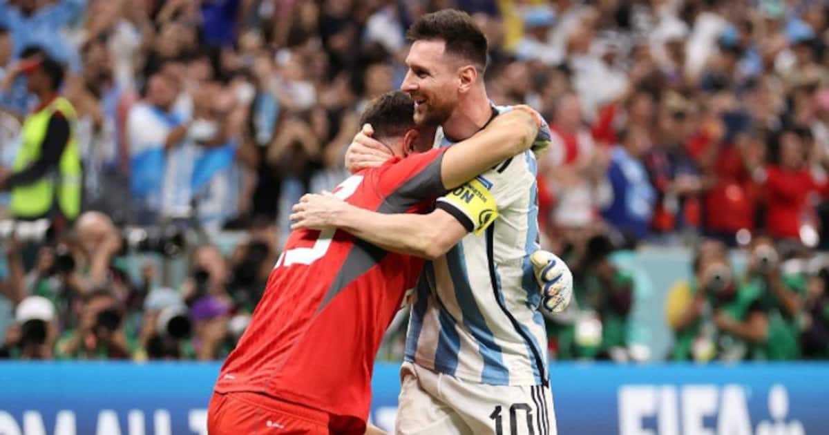 This is the captain!  Messi celebrates victory with Emi Martinez alone on the ground – viral video