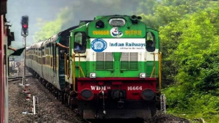 Railway Job Scam 28 people made to count trains at New Delhi Railway Station gow Railway Job Scam 28 people made to count trains at New Delhi Railway Station gow