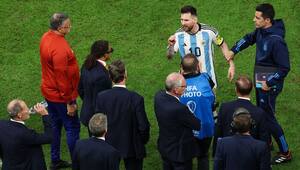 Lionel Messi's angry gesture towards Louis van Gaal and Dutch Palyer
