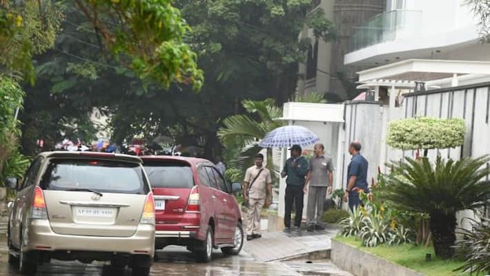 Delhi excise policy scam: CBI team examines KCR's daughter Kavitha at her house Delhi excise policy scam: CBI team examines KCR's daughter Kavitha at her house