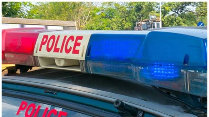 The police vehicle that went out of control and rammed into the house.. Three people were injured.. The police vehicle that went out of control and rammed into the house.. Three people were injured..