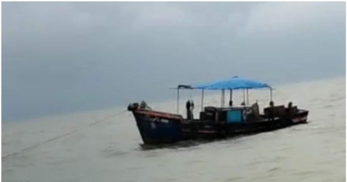 மயிலாடுதுறையில் புத்தர் சிலையுடன் கரை ஒதுங்கிய தெப்பம்; அதிகாரிகள் ஆய்வு