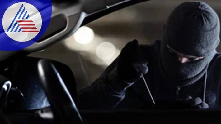 Extortion by pointing a knife at the occupants of the car at chikkaballapur rav Extortion by pointing a knife at the occupants of the car at chikkaballapur rav